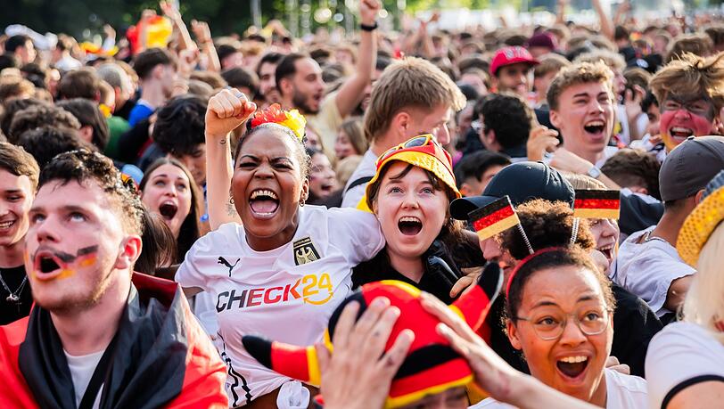 Das Check24-Shirt war 2024 auf vielen Fanmeilen zu sehen - wie hier in Berlin. (Archivbild) Das Check24-Shirt war 2024 auf vielen Fanmeilen zu sehen - wie hier in Berlin. (Archivbild)