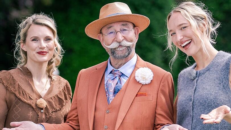"Bares für Rares XXL": Linn Schütze (l.), Horst Lichter und Leonie Bartsch freuen sich im Schlosspark von Schloss Ehreshoven auf die Sendung - mit einer kleinen Unterbrechung. "Bares für Rares XXL": Linn Schütze (l.), Horst Lichter und Leonie Bartsch freuen sich im Schlosspark von Schloss Ehreshoven auf die Sendung - mit einer kleinen Unterbrechung.