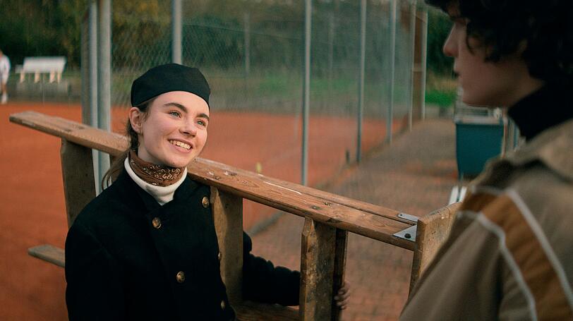 Motte (Timothy Scannell) wird von der herrlich natürlichen Steffi (Holle Kirck) "abgecheckt". Doch Motte ist in die schöne Jacqueline verliebt, der er auch einen entsprechenden Brieg geschrieben hat. Motte (Timothy Scannell) wird von der herrlich natürlichen Steffi (Holle Kirck) "abgecheckt". Doch Motte ist in die schöne Jacqueline verliebt, der er auch einen entsprechenden Brieg geschrieben hat.