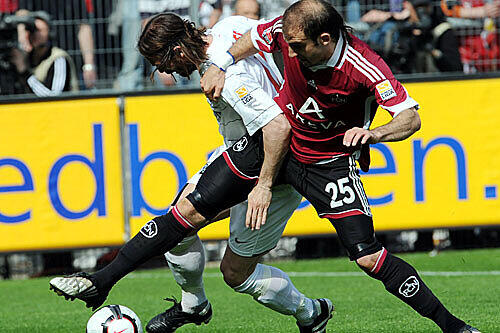 Javier Pinola im Zweikampf mit Jonathan Jäger vom SC Freiburg.