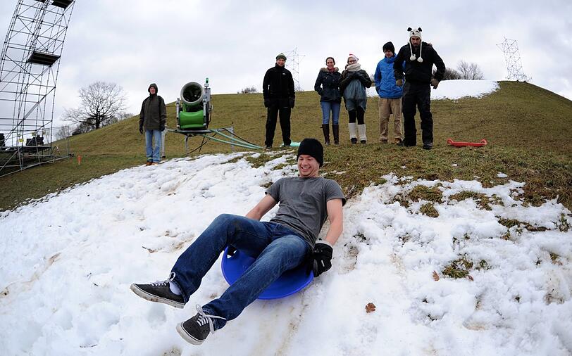 Fast schon ein trauriger Anblick: Wegen Schneemangels musste der Weltcup am Olympiaberg abgesagt werden. Die Bilder