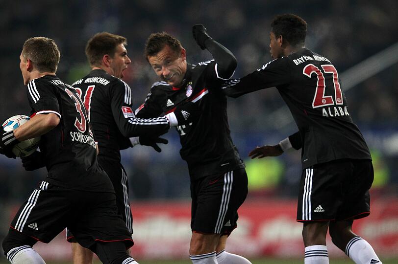 Jubel an der Elbe: Ivica Olic trifft an alter wirkungsstätte zum 1:1 und wird von den Bayern-Kollegen gefeiert.