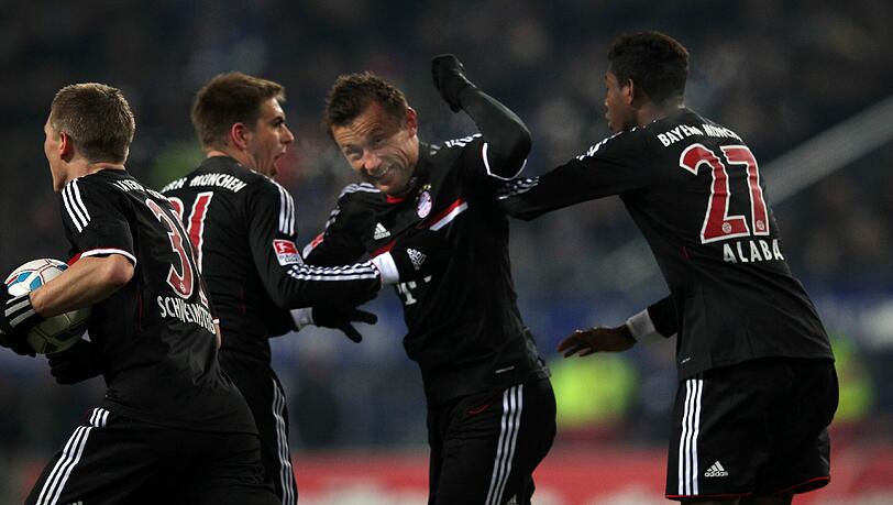 Jubel an der Elbe: Ivica Olic trifft an alter wirkungsstätte zum 1:1 und wird von den Bayern-Kollegen gefeiert.