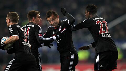 Jubel an der Elbe: Ivica Olic trifft an alter wirkungsstätte zum 1:1 und wird von den Bayern-Kollegen gefeiert.