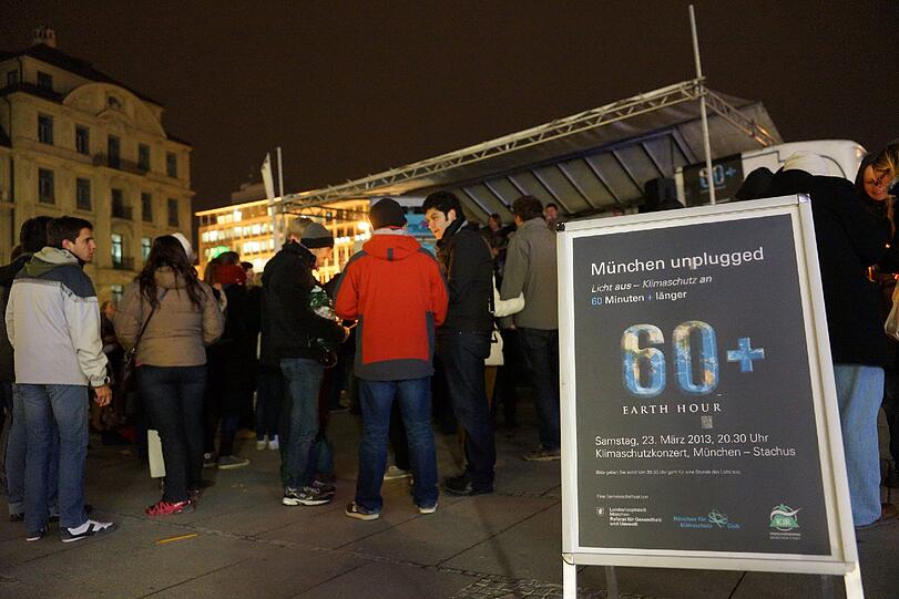 "München unplugged. Licht aus - Klimaschutz an. 60 Minuten + länger", propagiert dieses Schild.
