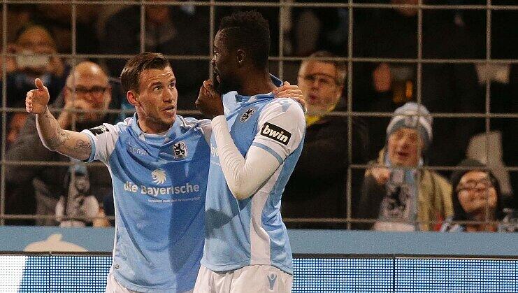 Nico Karger (links) lässt sich von Prince Osei Owusu für sein Tor gegen die SpVgg Unterhaching feiern. Nico Karger (links) lässt sich von Prince Osei Owusu für sein Tor gegen die SpVgg Unterhaching feiern.