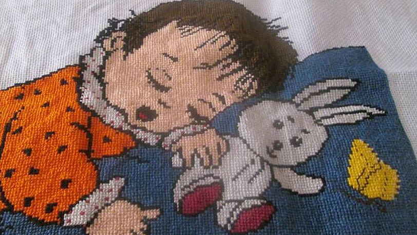 Familie, Kinder, Zuhause – das thematisieren die Stickereien. Familie, Kinder, Zuhause – das thematisieren die Stickereien.
