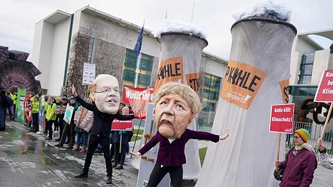 Aktivisten protestieren verkleidet als Angela Merkel und Peter Altmaier vor dem Bundeskanzleramt gegen den Zeitplan für den Kohleausstieg.