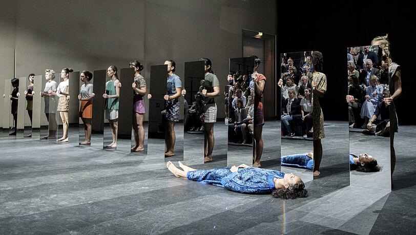 Spieglein, Spieglein, sind wir schön? "Mirror Piece", eine der frühen Performances von Joan Jonas war an drei Tagen im Haus der Kunst zu sehen.