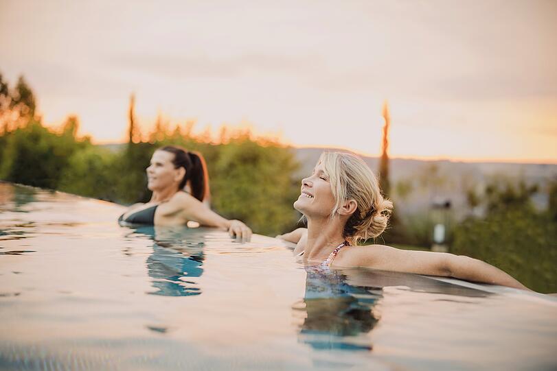 Freundinnen entspannen gemeinsam im Infinitypool.