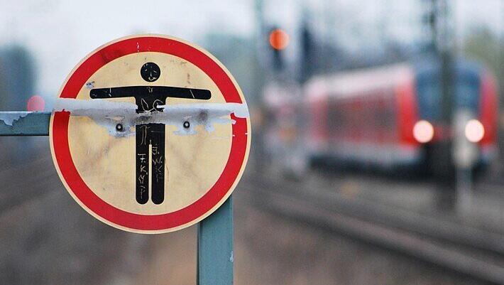 Bundespolizei warnt: Der Gleisbereich kann für Menschen tödlich sein.  Es ist streng verboten, dorthin eigenmächtig abzusteigen.
