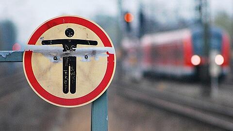 Bundespolizei warnt: Der Gleisbereich kann für Menschen tödlich sein.  Es ist streng verboten, dorthin eigenmächtig abzusteigen.