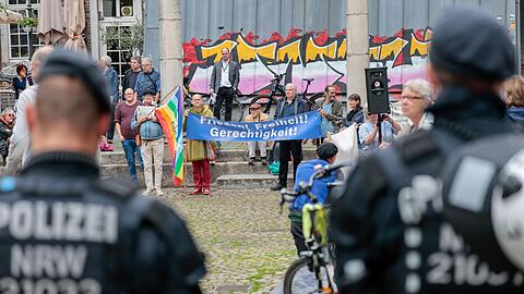 Während des Festakts im Aachener Rathaus nahmen draußen Menschen an einer Kundgebung des "Aachener Bündnis Diplomatie statt Waffen" teil.