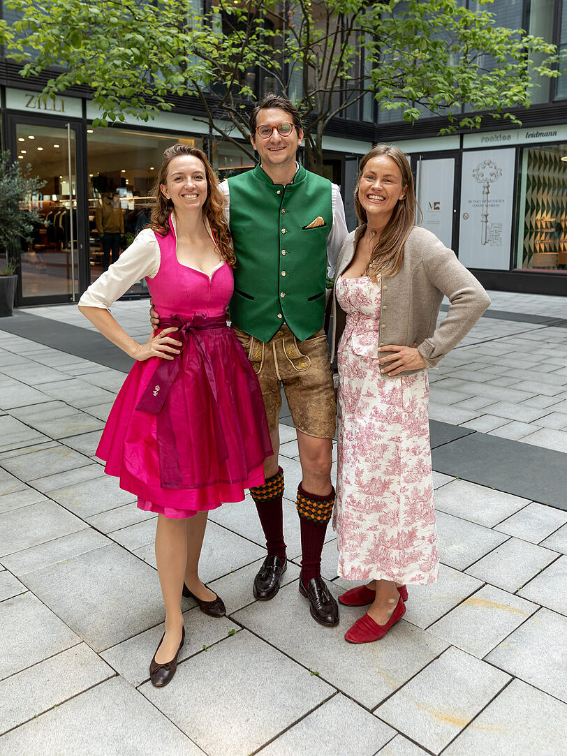 Stephanie Freifrau von Luttitz (v.l.), Konstantin von Randow und Kitty von Hassel zeigen sich bereit für die Wiesn und schick in Tracht im Restaurant Brenner Stephanie Freifrau von Luttitz (v.l.), Konstantin von Randow und Kitty von Hassel zeigen sich bereit für die Wiesn und schick in Tracht im Restaurant Brenner
