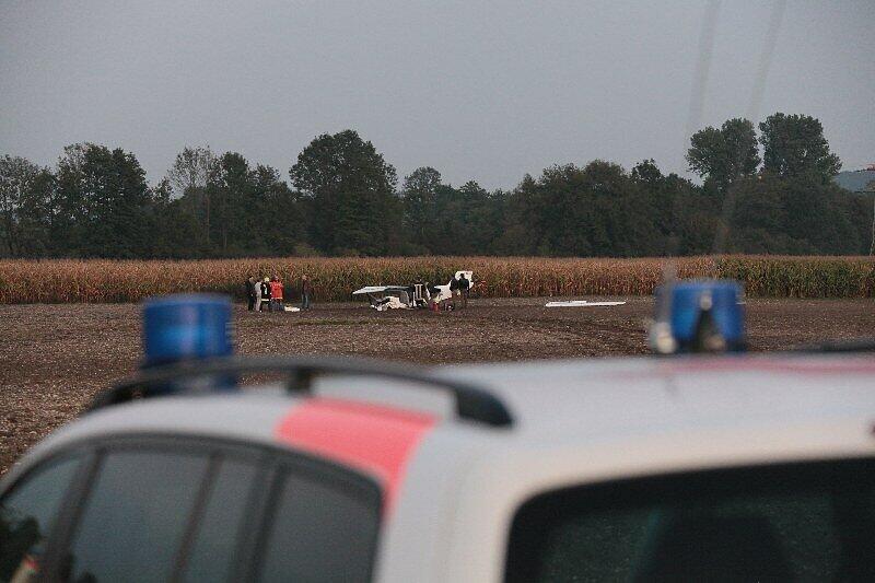 Warum das Ultraleichtflugzeug am Mittwochabend am Flugplatz Ellermühle abstürzte, ist bisher nicht klar. Die beiden Insassen mussten schwer verletzt aus dem Wrack geborgen werden.