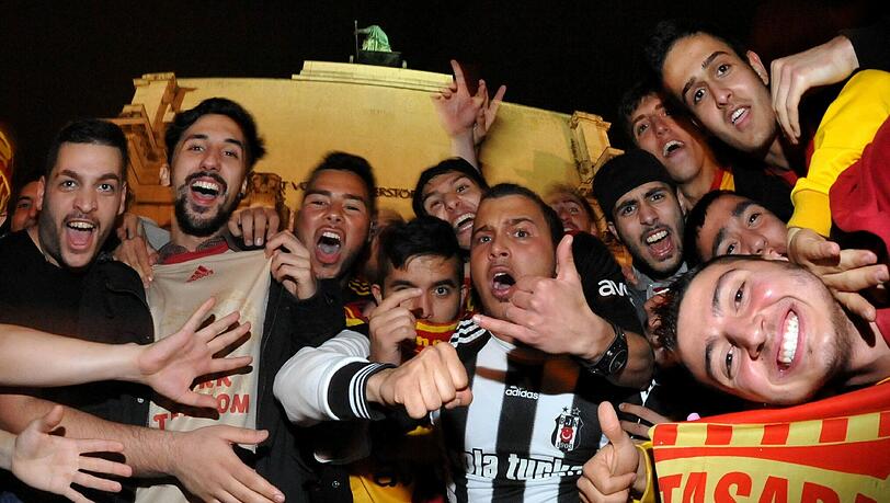 Türkische Fans feiern am Samstag den Sieg ihres Vereins auf der Leopoldstraße. Türkische Fans feiern am Samstag den Sieg ihres Vereins auf der Leopoldstraße.