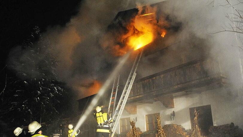 Großeinsatz für die Feuerwehr. Der Kampf gegen das Feuer dauerte mehrere Stunden. Großeinsatz für die Feuerwehr. Der Kampf gegen das Feuer dauerte mehrere Stunden.