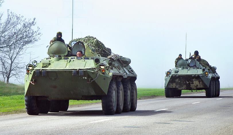 Panzerwagen aus der Ukraine fahren auf der Straße von Donezk nach Odessa.