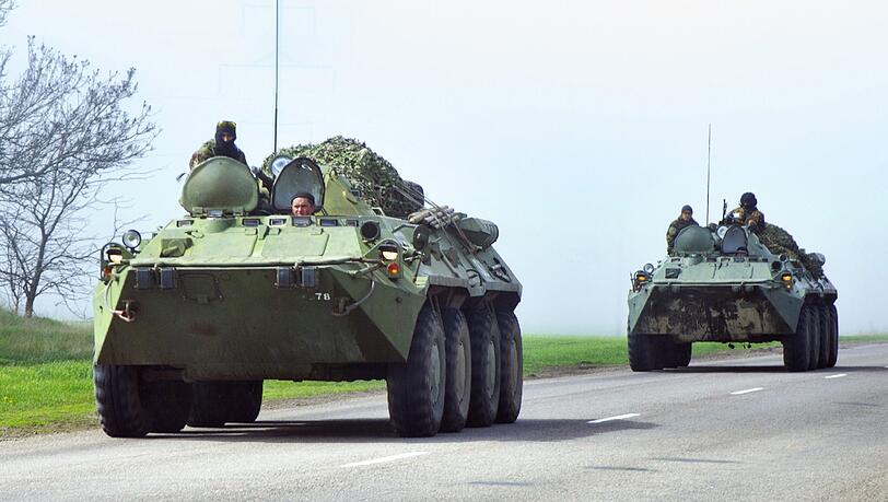 Panzerwagen aus der Ukraine fahren auf der Straße von Donezk nach Odessa. Panzerwagen aus der Ukraine fahren auf der Straße von Donezk nach Odessa.