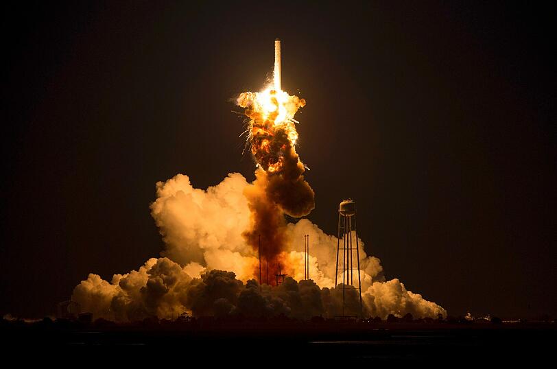 28.10.2014: Gewaltiger Feuerball über dem Weltraumbahnhof Wallops im US-Bundesstaat Virginia: Eine Antares-Rakete mit dem privaten US-Versorgungsfrachter "Cygnus" explodiert beim Start zur Internationalen Raumstation ISS. Nach Angaben der Raumfahrtbehörde Nasa wird niemand verletzt.