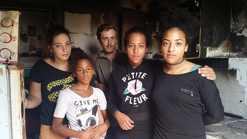 Laila M. mit ihrem Bruder Adrian und ihren drei Töchtern (10, 12, 16) in der zerstörten Küche. Laila M. mit ihrem Bruder Adrian und ihren drei Töchtern (10, 12, 16) in der zerstörten Küche.