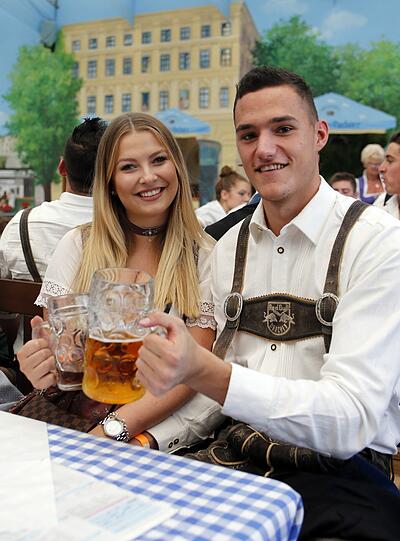 John Rogl mit seiner Freundin.