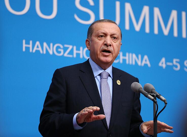 Platz 9: Recep Tayyip Erdogan. Mit 197.000 US-Dollar jährlich belegt der türkische Ministerpräsident den 8. Platz. Insgesamt wird das Vermögen von Erdogan allerdings auf 100 Millionen US-Dollar geschätzt. Auf sein Gehalt ist er deshalb nicht wirklich angewiesen.
