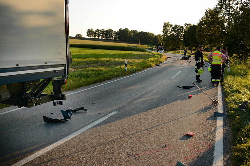 Trümmerhaufen nach Frontalcrash - die Bilder vom Unfallort zwischen Altfraunhofen und Geisenhausen.
