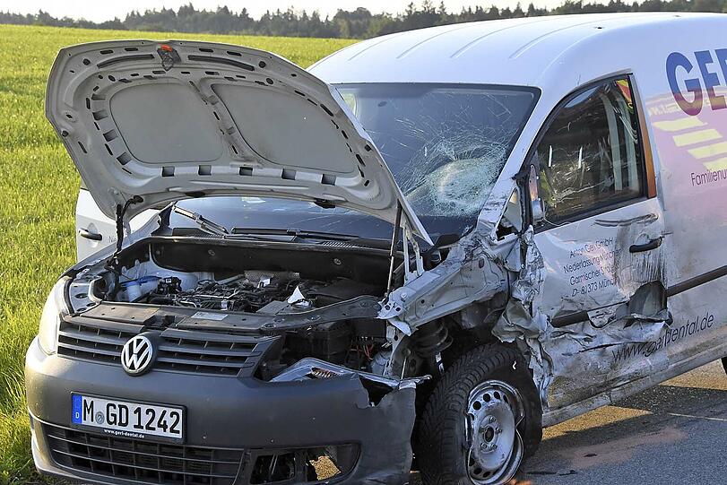 Frontalcrash zwischen zwei VW-Transportern in Straßlach. Die Bilder vom Unfall.
