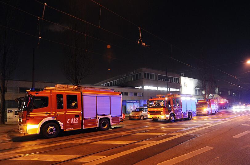 Großeinsatz in Giesing: Feuerwehrfahrzeuge stehen am Donnerstagabend vor der Paulaner-Brauerei am Nockherberg.