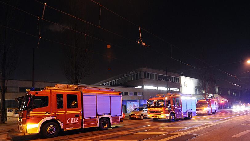 Großeinsatz in Giesing: Feuerwehrfahrzeuge stehen am Donnerstagabend vor der Paulaner-Brauerei am Nockherberg. Großeinsatz in Giesing: Feuerwehrfahrzeuge stehen am Donnerstagabend vor der Paulaner-Brauerei am Nockherberg.