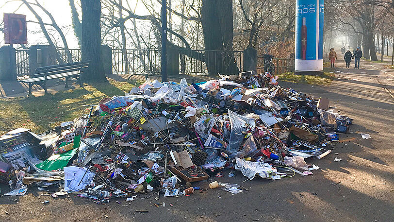 Der Rest vom Fest: Am 1. Januar sieht es an der Isar &ndash; wie hier am Baldeplatz &ndash; oft katastrophal aus.
