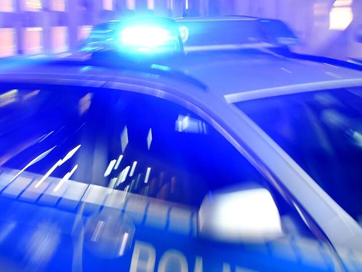 Ein Streifenwagen der Polizei steht mit eingeschaltetem Blaulicht auf der Straße. Foto: Carsten Rehder/dpa/Illustration