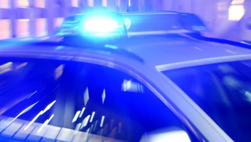 Ein Streifenwagen der Polizei steht mit eingeschaltetem Blaulicht auf der Straße. Foto: Carsten Rehder/dpa/Illustration Ein Streifenwagen der Polizei steht mit eingeschaltetem Blaulicht auf der Straße. Foto: Carsten Rehder/dpa/Illustration