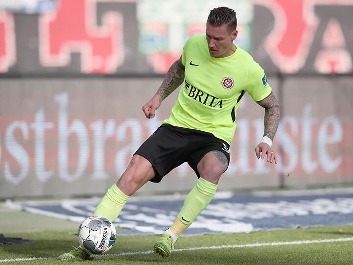 Der Wiesbadener Manuel Schäffler spielt den Ball. Foto: Daniel Karmann/dpa/Archivbild