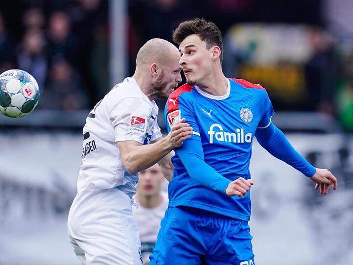 Sandhausens Gerrit Nauber (l) und Kiels Janni Luca Serra kämpfen um den Ball.