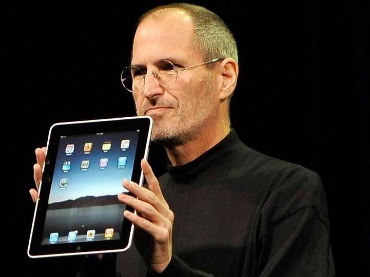 Der damalige Apple-Chef Steve Jobs präsentiert im Januar 2010 das erste iPad.