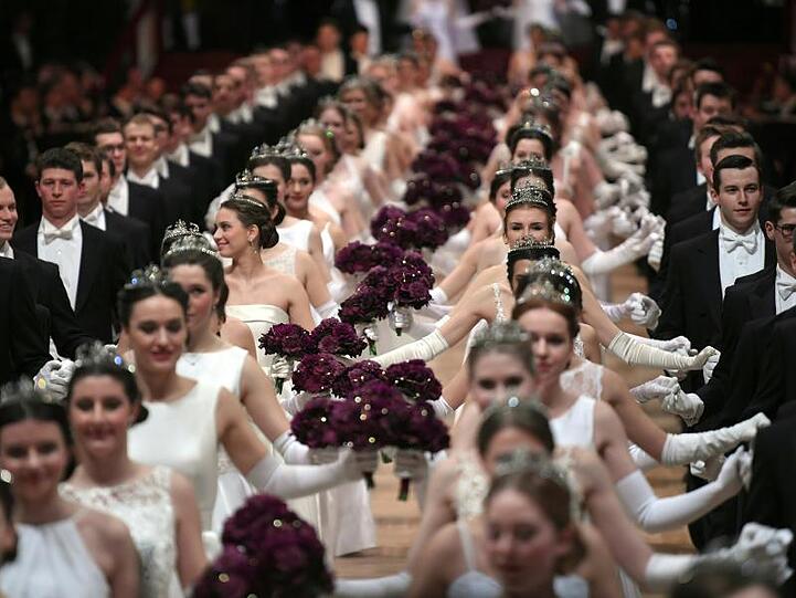 Die Debütantenpaare eröffnen den Wiener Opernball.