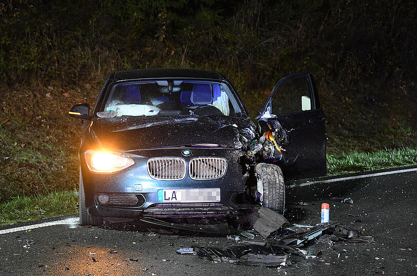 Die verletzten Fahrer wurden mit dem Rettungsdienst in Krankenhäuser gebracht.
