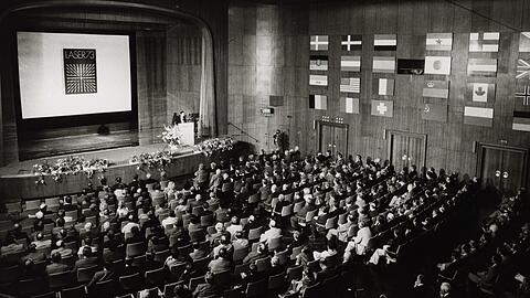 Schon 1973 fand eine weltweit beachtete erste Laser-Messe in München statt. Der damalige Messe-Chef war überzeugt.