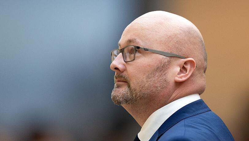Matthias Vogler, AfD-Landtagsabgeordneter, nimmt im bayerischen Landtag an einer Plenarsitzung im Plenarsaal teil.