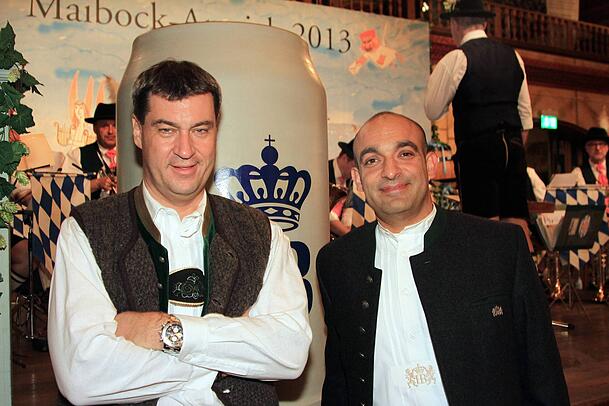 2013: Kabarettist Django Asül (r.) und der damalige Finanzminister Markus Söder. 2013: Kabarettist Django Asül (r.) und der damalige Finanzminister Markus Söder.