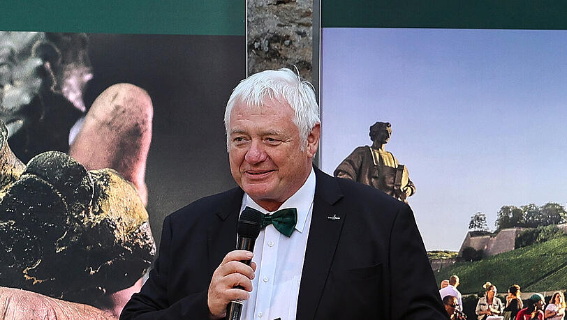 Im AZ-Interview erkl&auml;rt Hermann Schmitt, Gesch&auml;ftsf&uuml;hrer des Fr&auml;nkischer Weinbauverbands, den Konflikt mit den Betreibern der Frank-Weinbar und die Folgen des Ratskeller-Aus.