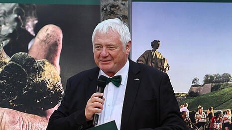 Im AZ-Interview erkl&auml;rt Hermann Schmitt, Gesch&auml;ftsf&uuml;hrer des Fr&auml;nkischer Weinbauverbands, den Konflikt mit den Betreibern der Frank-Weinbar und die Folgen des Ratskeller-Aus.