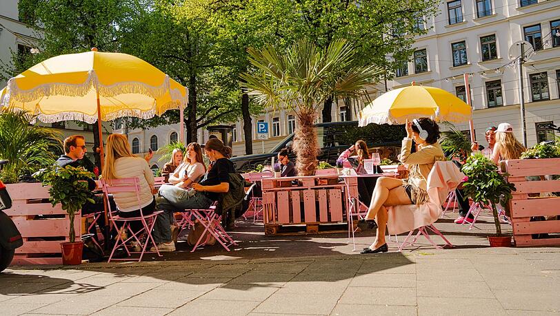 An Schanig&auml;rten mangelt es rund um den G&auml;rtnerplatz und im Glockenbachviertel wirklich nicht. Aber so eine rosa Terrasse wie hier ist dann doch eine Neuheit. Von Mittwochs bis Samstag mischen sich hier Anwohner und Besucher der Ausstellungen im Stehausschank Graf Rumford.