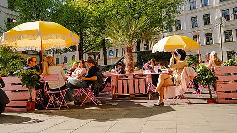 An Schanig&auml;rten mangelt es rund um den G&auml;rtnerplatz und im Glockenbachviertel wirklich nicht. Aber so eine rosa Terrasse wie hier ist dann doch eine Neuheit. Von Mittwochs bis Samstag mischen sich hier Anwohner und Besucher der Ausstellungen im Stehausschank Graf Rumford. Bei sch&ouml;nem Wetter hat die Terrasse bereits ab 15 Uhr ge&ouml;ffnet.  ho