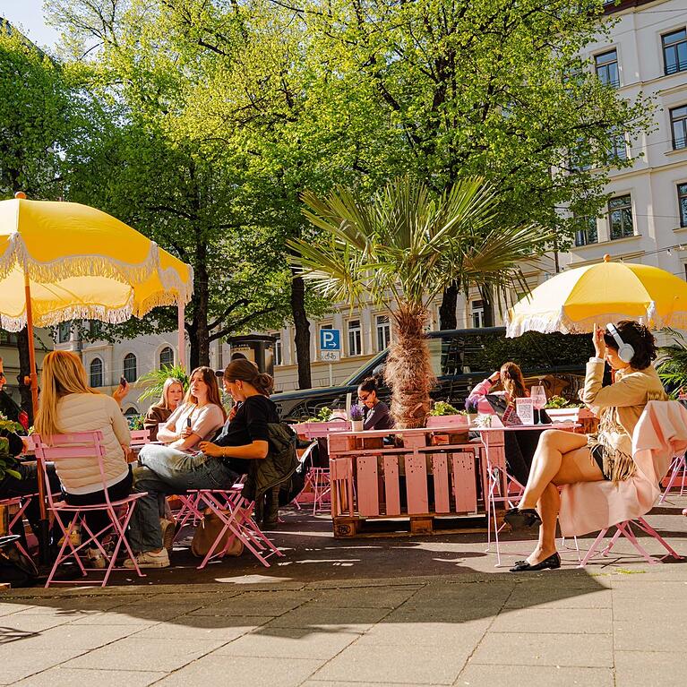 An Schanig&auml;rten mangelt es rund um den G&auml;rtnerplatz und im Glockenbachviertel wirklich nicht. Aber so eine rosa Terrasse wie hier ist dann doch eine Neuheit. Von Mittwochs bis Samstag mischen sich hier Anwohner und Besucher der Ausstellungen im Stehausschank Graf Rumford. Bei sch&ouml;nem Wetter hat die Terrasse bereits ab 15 Uhr ge&ouml;ffnet.  ho