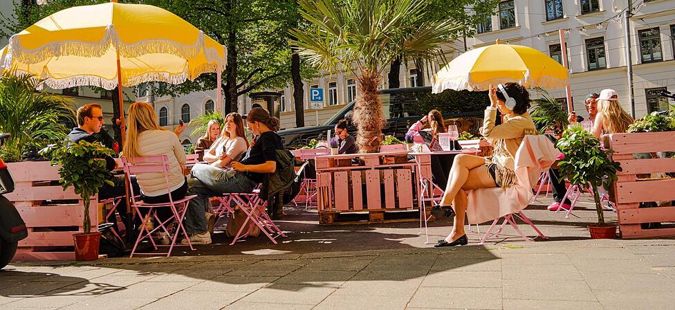 An Schanig&auml;rten mangelt es rund um den G&auml;rtnerplatz und im Glockenbachviertel wirklich nicht. Aber so eine rosa Terrasse wie hier ist dann doch eine Neuheit. Von Mittwochs bis Samstag mischen sich hier Anwohner und Besucher der Ausstellungen im Stehausschank Graf Rumford. Bei sch&ouml;nem Wetter hat die Terrasse bereits ab 15 Uhr ge&ouml;ffnet.  ho