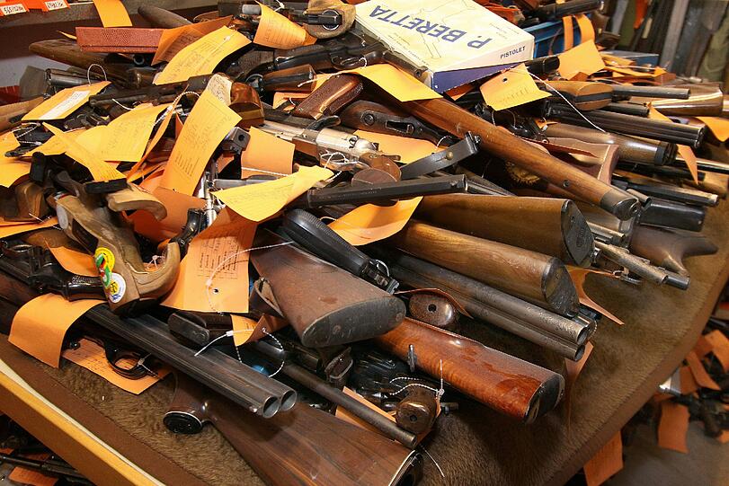 Haufenweise Waffen: Ein Blick in die Waffenkammer des Münchner Kreisverwaltungsreferats (KVR). Kein Zweifel, die Stadt rüstet ab.