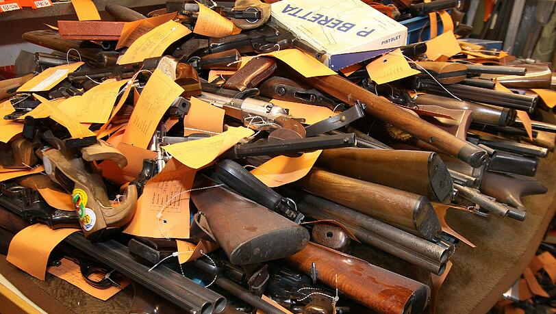 Haufenweise Waffen: Ein Blick in die Waffenkammer des Münchner Kreisverwaltungsreferats (KVR). Kein Zweifel, die Stadt rüstet ab. Haufenweise Waffen: Ein Blick in die Waffenkammer des Münchner Kreisverwaltungsreferats (KVR). Kein Zweifel, die Stadt rüstet ab.